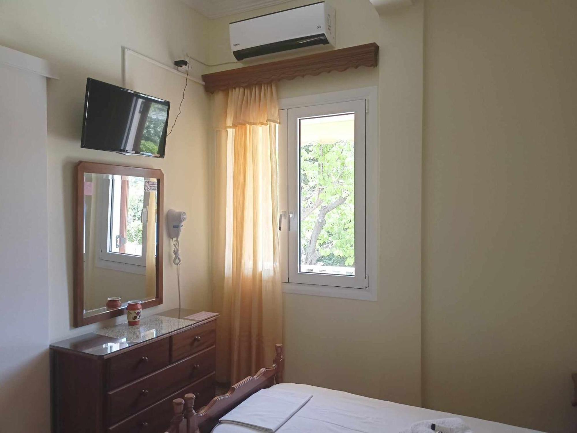 Finikas Rooms Agia Marina  Exterior photo